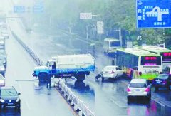 环卫车撞上隔离护栏 因轿车避让公交撞上