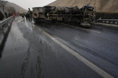 兰临高速油罐车侧翻 车道封闭7小时兰州大堵车