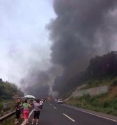 乐宜高速犍为段一油罐车燃烧 现场浓烟滚滚(图)