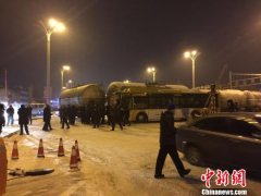 哈尔滨一公交车因抢行与火车相撞 事故致1人受伤