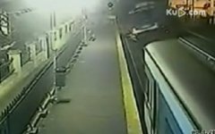 三火车迎面相撞场面惨烈 车头严重变形乘客惊恐