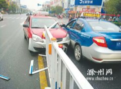 滁州：出租车撞护栏致三车受损
