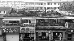 起火的屋顶藏着个大柴油罐 万幸没爆炸