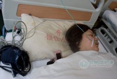 大货车冲破护栏撞上油罐车 昆曲高速堵了5个多小