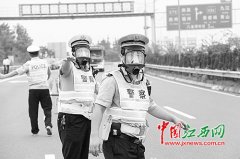 危化品车撞上护栏“泄漏”（图）