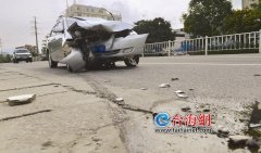 小车撞护栏5人被困车上 前盖被撞开一死两重伤