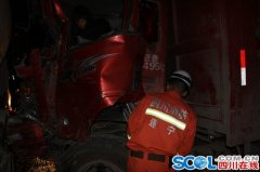 遂宁：凌晨突发车祸 嘉禾路消防中队紧急救援