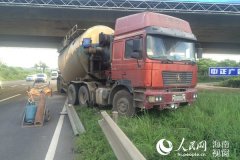 海南环岛高速一油罐车为躲避小车撞上隔离带