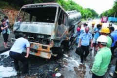 油罐车或因机械故障自燃 两司机脱险车胎爆炸