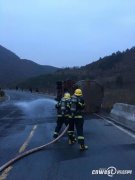 装载33吨芳烃罐车侧翻 宝鸡消防赶赴救援