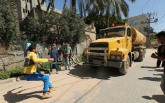 巴勒斯坦小伙神力惊人 可拉动15吨油罐车