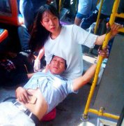 重庆最美少女 双腿跪地当靠垫救人