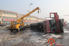 油罐车侧翻泄漏 21名消防官兵赶往现场救援