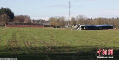 荷兰火车脱轨造成一人死亡、多人受伤(图)