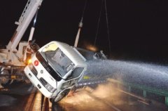 兰州新区交警成功处置一起油料运输车辆侧翻事故