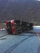 载33吨易燃液体罐车侧翻