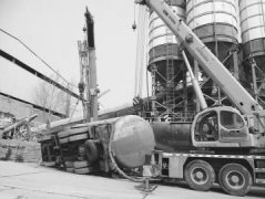 水泥罐车侧翻砸瘪大货(图)