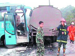 湖南：客车高速超车迎面撞上油罐车 致3死12伤