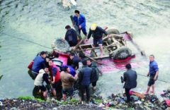 麻江县杏山镇农用车撞断护栏坠入河中 警民抬车