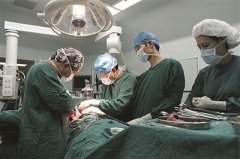 南京一面包车撞上护栏 副驾乘客遭钢管穿胸 原是司机想冲过减速带谁知车头一歪