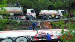 30吨柴油车侧翻 8小时排险(图)