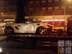 保时捷迎面撞上出租车 保时捷撞飞护栏迎面出租车无辜躺枪