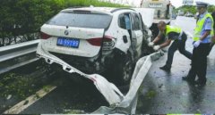 宝马车撞上高速路护栏 副驾女子左脚被削掉(图