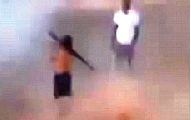 利比亚8岁男孩学习发射火箭弹 几乎被发射器震倒