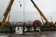 油罐车与老年代步车相撞侧翻 老年代步车驾驶员