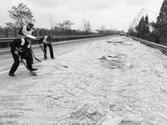 货车司机打盹撞护栏 30吨玻璃洒落一地