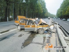出租车突然撞上隔离护栏 司机死亡