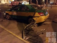 西安保时捷凌晨撞断护栏迎面撞上出租车