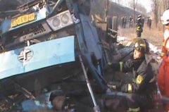 油罐车翻入10米深沟7吨柴油泄漏 消防紧急救援排险
