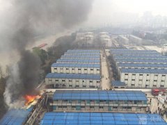 好险！起火工棚边上有一个大型油库