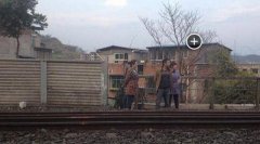 坐铁轨晒太阳被撞 装文艺女青年付出惨重代价令人唏嘘