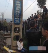 女孩坐铁轨晒太阳被撞飞当场毙命 同伴吓得发抖
