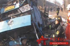 7吨柴油泄漏 消防武警紧急排险