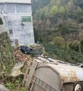 苍南一油罐车失控碰撞多车 车上载运硫酸