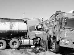 大货被油罐车拦腰撞 现场一片狼藉