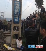 少女坐火车铁轨晒太阳被撞 因捡书包躲避不及时