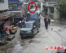 报废油罐车路边倒油 违法司机被处罚
