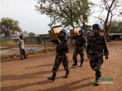 某国维和部队奔驰油罐车轴断裂 中国装甲车拖走