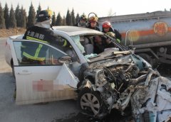 教练车撞油罐车 司机被卡驾驶室