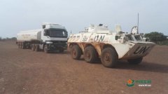 油罐车趴窝飞机跑道 中国维和装甲车拖走(1)
