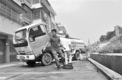 油罐车侧翻家门口 居民认为该路段存在安全隐患