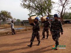 油罐车趴窝飞机跑道 中国维和装甲车拖走(组图)