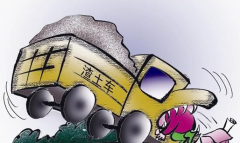 郑州3大学生驾车与渣土车相撞受伤 路口灯不亮