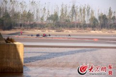 东营胜利黄河大桥油罐车撞破护栏坠河 致暂时封