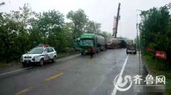 东营：两辆油罐车因一车逆行相撞并起火 司机一死一伤（图）