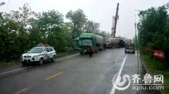 东营孤岛两油罐车相撞起火 司机一死一伤